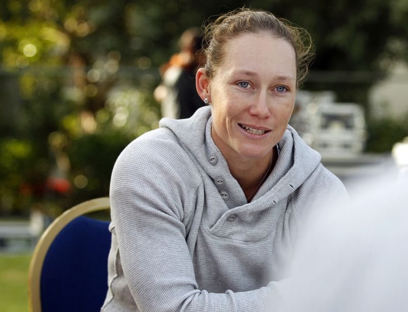 © Reuters. لاعبة التنس الأسترالية سام ستوسر أثناء مقابلة في دبي. صورة من أرشيف رويترز