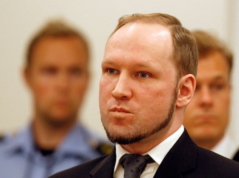 &copy; Reuters. FILE PHOTO: Norwegian mass killer Anders Behring Breivik (C) arrives to hear the verdict in his trial at a courtroom in Oslo August 24, 2012.        REUTERS/Stoyan Nenov/File Photo