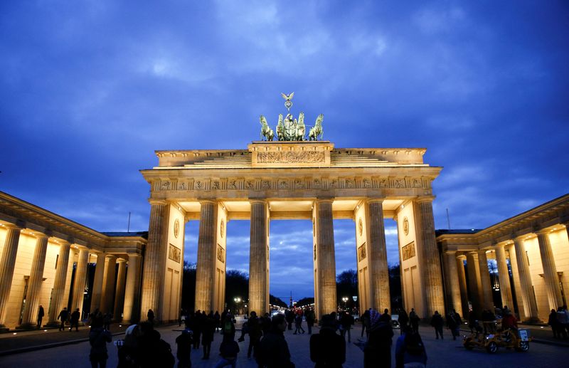 &copy; Reuters. The Brandenburg Gate (Brandenburger Tor) is seen during sunset in Berlin, Germany, March 22, 2016.     REUTERS/Fabrizio Bensch/File Photo