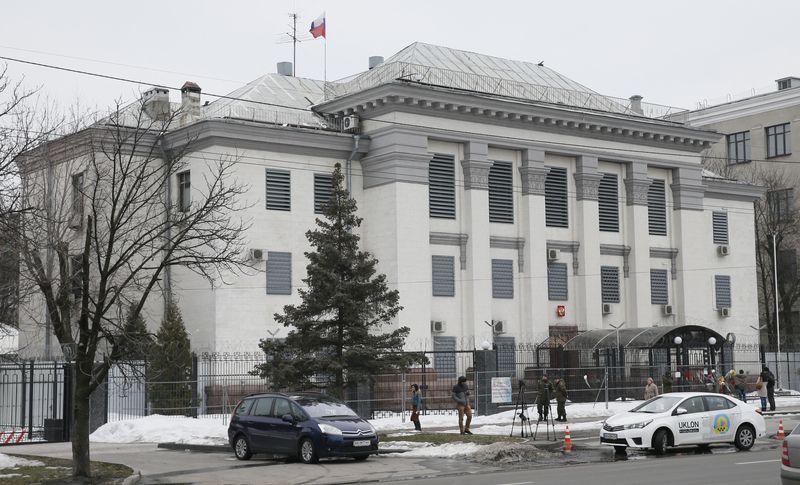 &copy; Reuters. السفارة الروسية في كييف من الخارج في صورة من أرشيف رويترز
