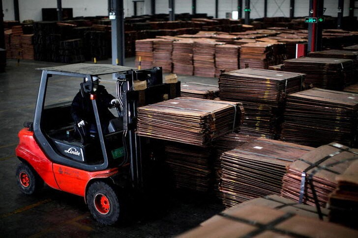 &copy; Reuters. Foto de archivo ilustrativa de un empleado transportando cátodos de cobre en un depósito cerca del puerto de Yangshan, cerca de Shanghai, China
Mar 23, 2012.     REUTERS/Carlos Barria