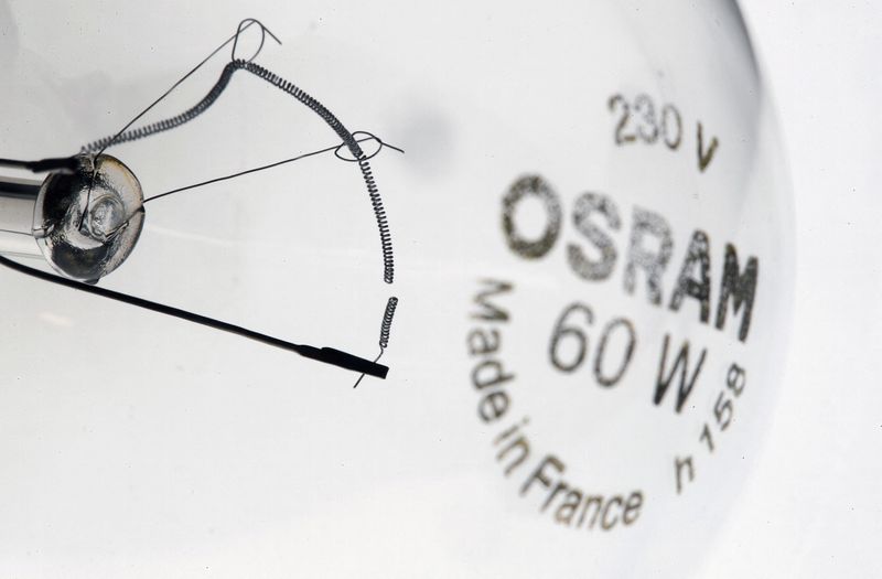 &copy; Reuters. Il filamento rotto di una lampadina del produttore di illuminazione Osram a Zurigo, Svizzera, 13 maggio 2020. REUTERS/Arnd Wiegmann