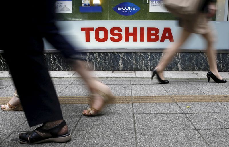 &copy; Reuters. FILE PHOTO: Pedestrians walk past a logo of Toshiba Corp outside an electronics retailer in Tokyo September 14, 2015.   REUTERS/Toru Hanai