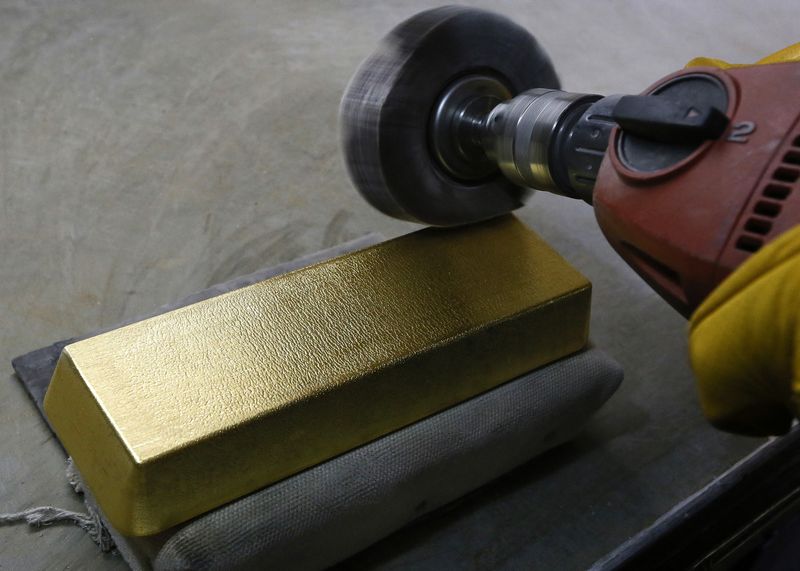 &copy; Reuters. Imagen de archivo de un empleado limando un lingote de oro en la planta de metales no ferrosos Krastsvetmet, en la ciudad siberiana de Krasnoyarsk, Rusia. 22 septiembre 2017. REUTERS/Ilya Naymushin