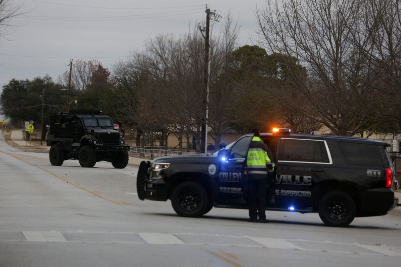 &copy; Reuters. قوات الأمن في محيط المعبد الذي شهد عملية احتجاز رهائن في تكساس يوم 15 يناير كانون الثاني 2022. رويترز
