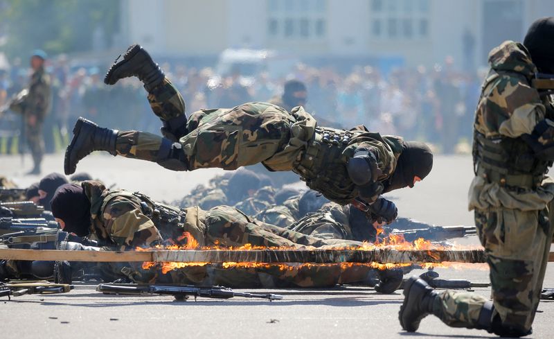 © Reuters. قوات جيش في استعراض عسكري في روسيا البيضاء.. رويترز