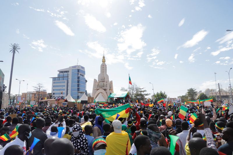 &copy; Reuters. مظاهرة في مالي تأييدا للحكومة الانتقالية بعد عقوبات فرضتها المجموعة الاقتصادية لدول غرب أفريقيا (إيكواس) في 14 يناير كانون الثاني 2022. رويترز