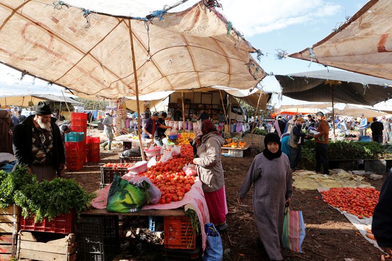 &copy; Reuters. FILE PHOTO: People shop at a vegetable market on the outskirts of Casablanca, Morocco, October 23, 2019. REUTERS/Youssef Boudlal