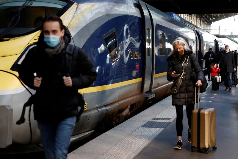 &copy; Reuters. FILE PHOTO: Passengers arrive at the Eurostar terminal at Gare du Nord train station, after France eased travel restrictions for travellers from Britain amid the spread of the coronavirus disease (COVID-19) pandemic, in Paris, France, January 14, 2022. RE