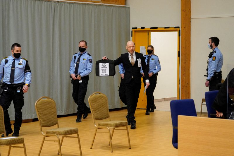 &copy; Reuters. L'extrémiste de droite Anders Behring Breivik a fait un salut nazi mardi à l'ouverture de l'audience à Skien, au sud-ouest d'Oslo, pour l'examen de sa demande de libération conditionnelle dix ans après avoir tué 77 personnes en Norvège. /Photo pris