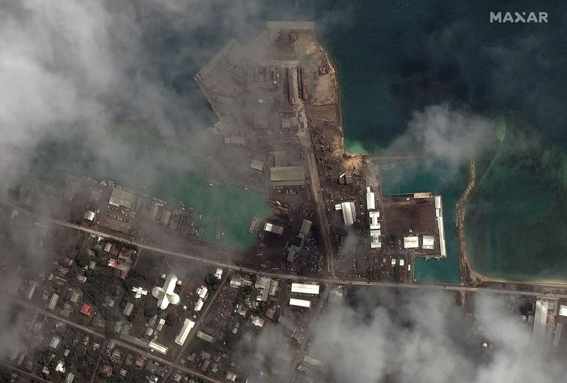 &copy; Reuters. Una imagen satelital muestra las principales instalaciones portuarias después de la erupción principal del volcán Hunga Tonga-Hunga Ha'apai, en Nuku'alofa, Tonga. 18 de enero, 2022. Imagen satelital ©2022 Maxar Technologies/Handout via REUTERS