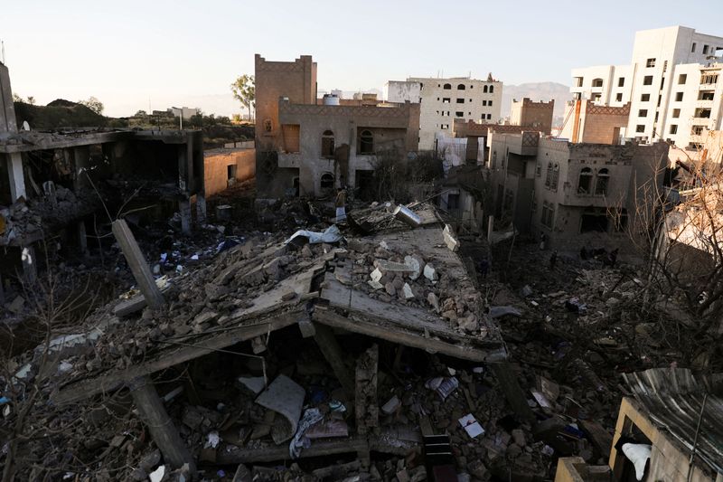 &copy; Reuters. A Sanaa. Des frappes aériennes de la coalition sous commandement saoudien intervenant militairement au Yémen contre les Houthis ont fait 14 morts dans la capitale Sanaa, contrôlée par le mouvement chiite, ont déclaré mardi à Reuters des habitants. 