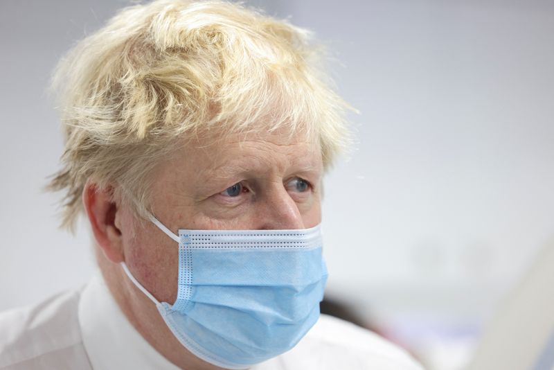 © Reuters. Primeiro-ministro do Reino Unido, Boris Johnson, durante visita a hospital em Londres
18/01/2022 Ian Vogler/Pool via REUTERS