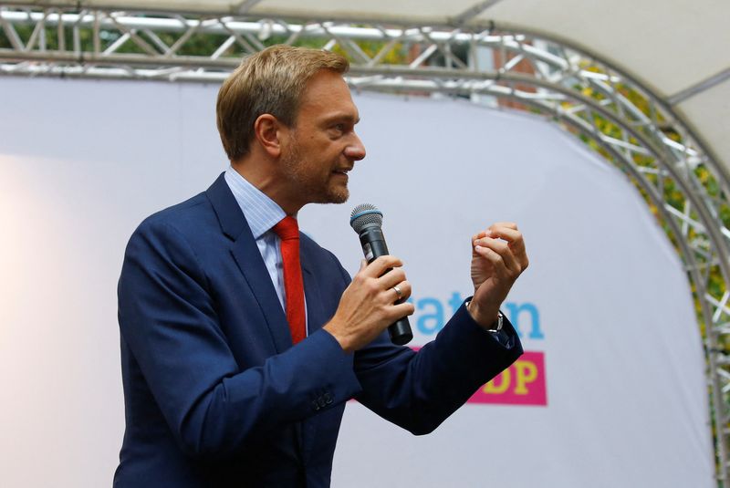 &copy; Reuters. FILE PHOTO: The leader of Germany's Free Democrats (FDP) Christian Lindner gives a speech as he campaigns in Hamburg, Germany September 8, 2017. REUTERS/Morris Mac Matzen