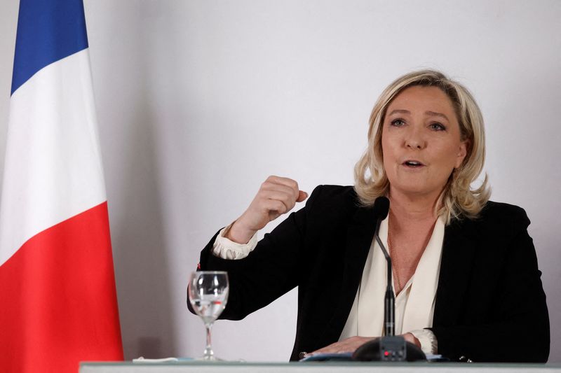 &copy; Reuters. Marine Le Pen a conseillé mardi à son rival pour l'élection présidentielle Eric Zemmour de trouver sa "propre identité" politique dans la course à l'Elysée. /Photo prise le 18 janvier 2022/REUTERS/Benoit Tessier