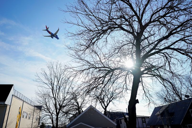 © Reuters. FILE PHOTO: A Southwest Airlines flight, equipped with radar altimeters that may conflict with telecom 5G technology, flies 500 feet above the ground while on final approach to land at LaGuardia Airport in New York City, New York, U.S., January 6, 2022. REUTERS/Bryan Woolston