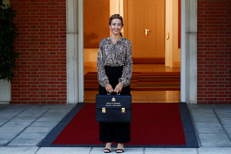 &copy; Reuters. FOTO DE ARCHIVO: La nueva ministra de Transportes, Raquel Sánchez, posa en el exterior del Palacio de la Moncloa en Madrid