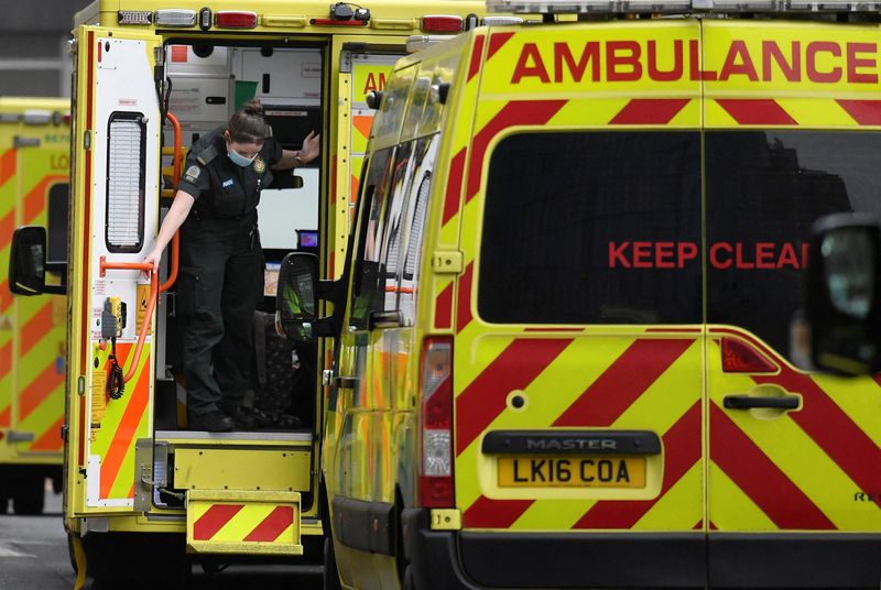 &copy; Reuters. FOTO DE ARCHIVO: Un trabajador sanitario cierra la puerta de una ambulancia en el exterior del Hospital Real de Londres, en medio de la pandemia de la enfermedad del coronavirus (COVID-19) en Londres, Reino Unido, 7 de enero de 2022. REUTERS/Toby Melville