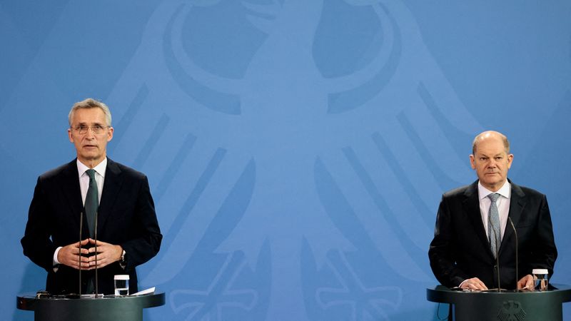 © Reuters. المستشار الألماني أولاف شولتس (يمينا) والأمين العام لحلف شمال الأطلسي ينس ستولتنبرج في مؤتمر صحفي في برلين يوم الثلاثاء. صورة لرويترز من ممثل عن وكالات أنباء.

