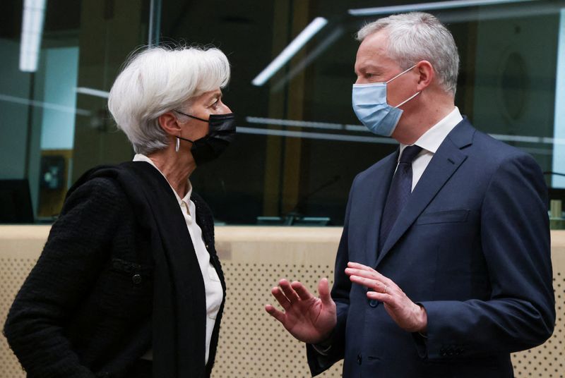 &copy; Reuters. Bruno Le Maire, ministro das Finanças da França, conversa com a presidente do Banco Central Europeu (BCE), Christine Lagarde
17/01/2022
REUTERS/Yves Herman