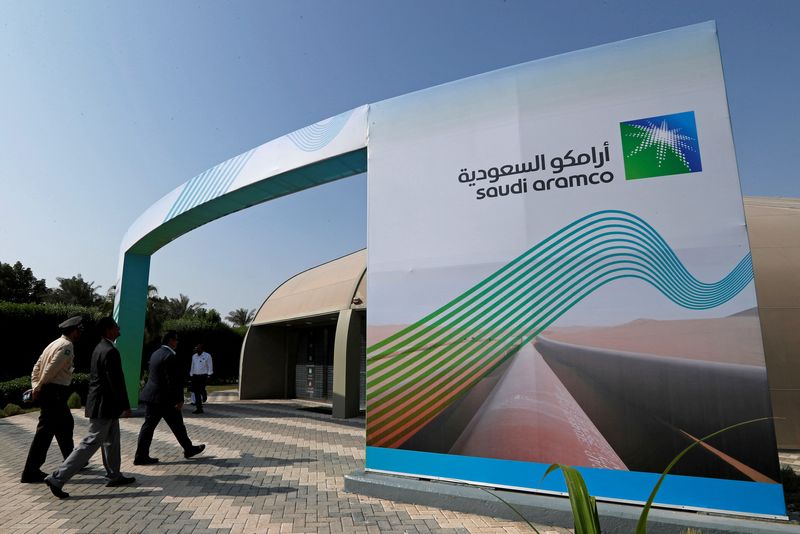 &copy; Reuters. شعار شركة أرامكو النفطية السعودية عند مدخل الشركة في الظهران بالسعودية. صورة من أرشيف رويترز.