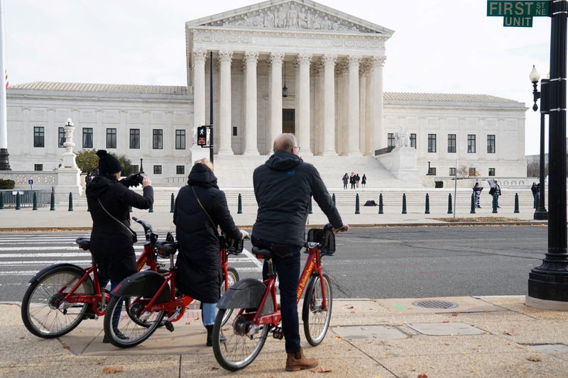 &copy; Reuters. FILE PHOTO: People gather to take photos of the U.S. Supreme Court building in Washington, U.S., December 10, 2021. REUTERS/Sarah Silbiger/File Photo