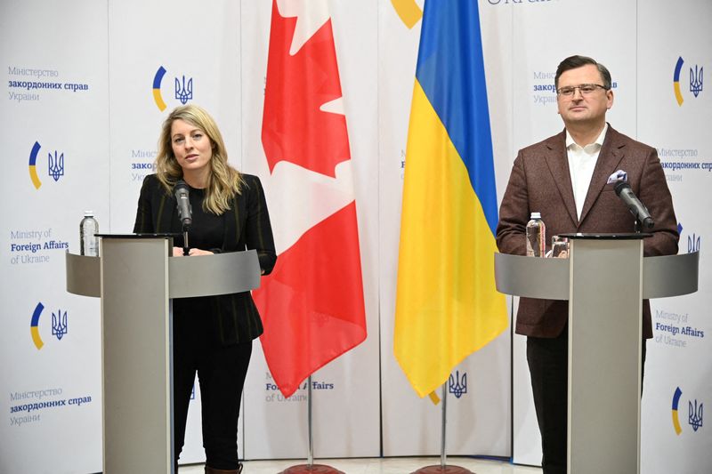 &copy; Reuters. وزيرة الخارجية الكندية ميلاني جولي تدلي بإمع نظيرها الأوكراني دميترو كوليبا خلال زيارة لكييف عاصمة أوكرانيا يوم الثلاثاء.
(صورة لرويترز وي