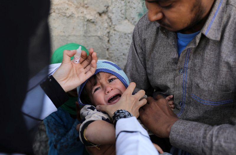 &copy; Reuters. طفل يمني يتلقى تطعيما ضد شلل الأطفال في حملة تطعيم من منزل إلى منزل في العاصمة صنعاء في عام 2019. صورة من أرشيف رويترز.
