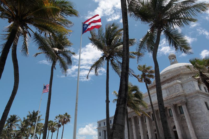 &copy; Reuters. FILE PHOTO: The flags of the U.S. and Puerto Rico fly outside the Capitol building in San Juan, Puerto Rico May 4, 2017. REUTERS/ Alvin Baez