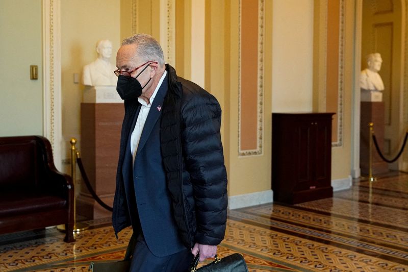 © Reuters. U.S. Senate Majority Leader Chuck Schumer (D-NY) arrives to the U.S. Capitol in Washington, U.S., January 18, 2022. REUTERS/Elizabeth Frantz