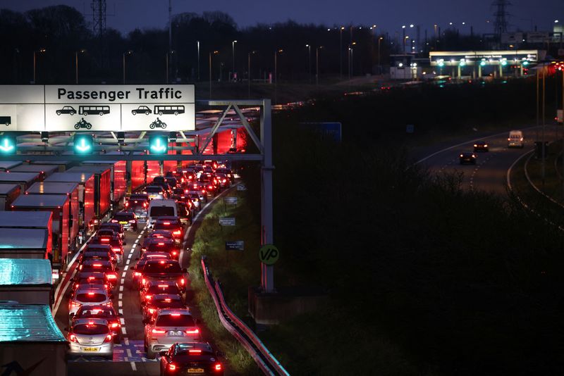 &copy; Reuters. FILE PHOTO: Cars and trucks queue at the entrance of the Eurotunnel, ahead of increased restrictions for travellers to France from Britain, in Folkestone, Britain, December 17, 2021. REUTERS/Henry Nicholls