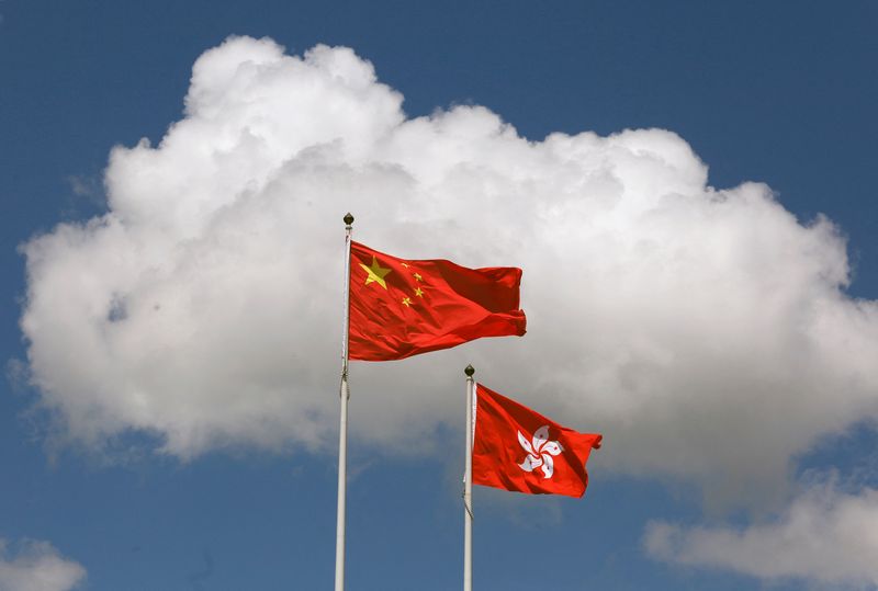 © Reuters. FILE PHOTO: A Chinese national flag (L) and a Hong Kong flag fly outside the Legislative Council, three days before the territory celebrates the 20th anniversary of its handover to Chinese rule, in Hong Kong, China June 28, 2017. REUTERS/Bobby Yip