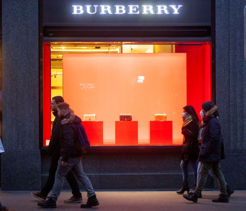 &copy; Reuters. FILE PHOTO: Shoppers walk past a store of fashion company Burberry, amid the spread of the coronavirus disease (COVID-19), in Zurich, Switzerland December 11, 2021. REUTERS/Arnd Wiegmann