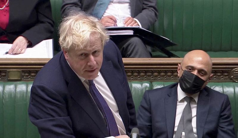&copy; Reuters. FOTO DE ARCHIVO: El primer ministro británico Boris Johnson durante un debate parlamentario celebrado en Londres, Reino Unido, el 5 de enero de 2022, en esta captura de un vídeo de Reuters TV. Reuters TV vía REUTERS