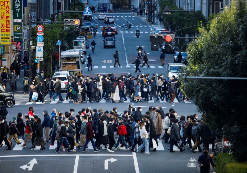 &copy; Reuters. 東京都は１９日、新たに過去最多となる７３７７人の新型コロナウイルス感染が確認されたと発表した。これまでの最多は昨年８月１３日の５９０８人だった。写真は横断歩道を渡る人々。