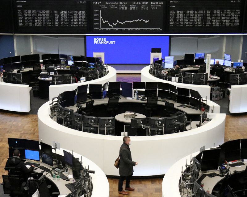 &copy; Reuters. FOTO DE ARCHIVO: El gráfico del índice precios alemán DAX en una pantalla del interior de la Bolsa de Fráncfort, Alemania, el 18 de enero de 2022. REUTERS/Personal