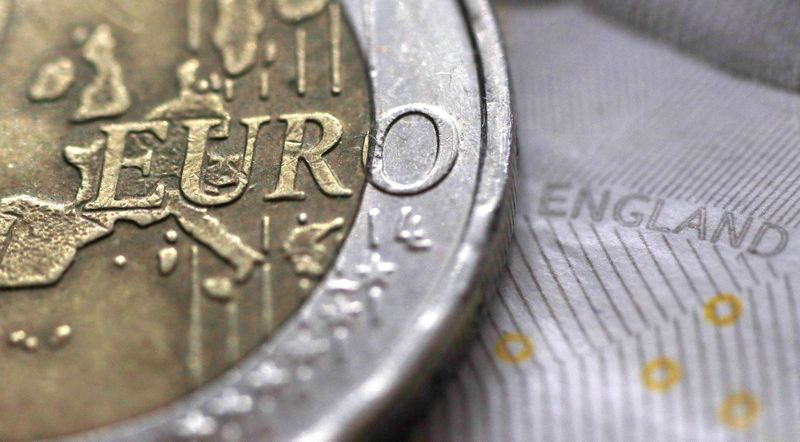 &copy; Reuters. FILE PHOTO: A two Euro coin is pictured next to an English ten Pound note in an illustration taken March 16, 2016.  REUTERS/Phil Noble/Illustration