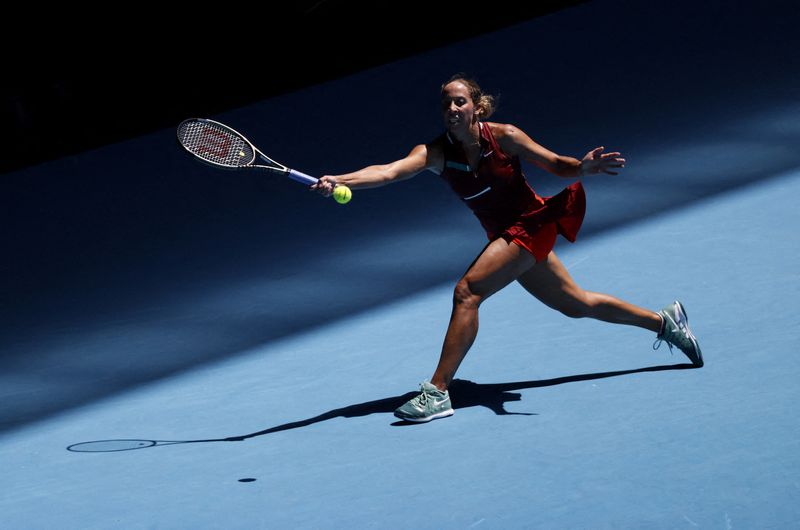 &copy; Reuters. لاعبة التنس الأمريكية ماديسون كيز خلال المباراة التي تأهلت بها إلى الدور الثالث في منافسات فردي السيدات ببطولة أستراليا المفتوحة يوم الأرب