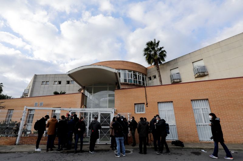 &copy; Reuters. Grupo de periodistas reunidos frente a la residencia donde un incendio causó la muerte de cinco personas en Moncada, Comunitat Valenciana, España, el 19 de enero de 2022. REUTERS/Eva Máñez