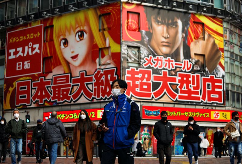 &copy; Reuters. Personas con mascarilla en una calle de Tokio, Japón, el 19 de enero de 2022. REUTERS/Issei Kato