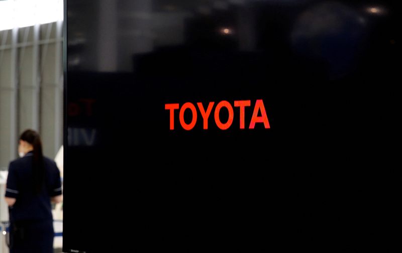 &copy; Reuters. １月１９日、トヨタ自動車は従業員が新型コロナウイルスに感染したことから、国内の主力生産拠点の１つである堤工場（愛知県豊田市）第２ラインの稼働を一時的に停止したと発表した。
