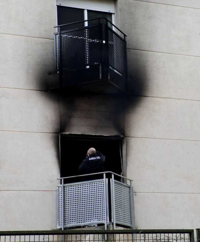 &copy; Reuters. أحد أفراد خدمات الطوارئ في مكان الحريق في مونكادا بإسبانيا يوم الأربعاء. تصوير: إيفا مانز - رويترز. 