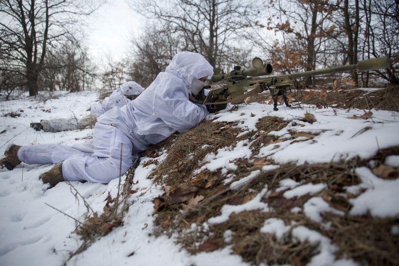 &copy; Reuters. Dos francotiradores ucranianos participan en unos ejercicios militares en un campo de tiro en la región de  Donetsk, Ucrania, el 1 de enero de 2022. REUTERS/Anna Kudriavtseva