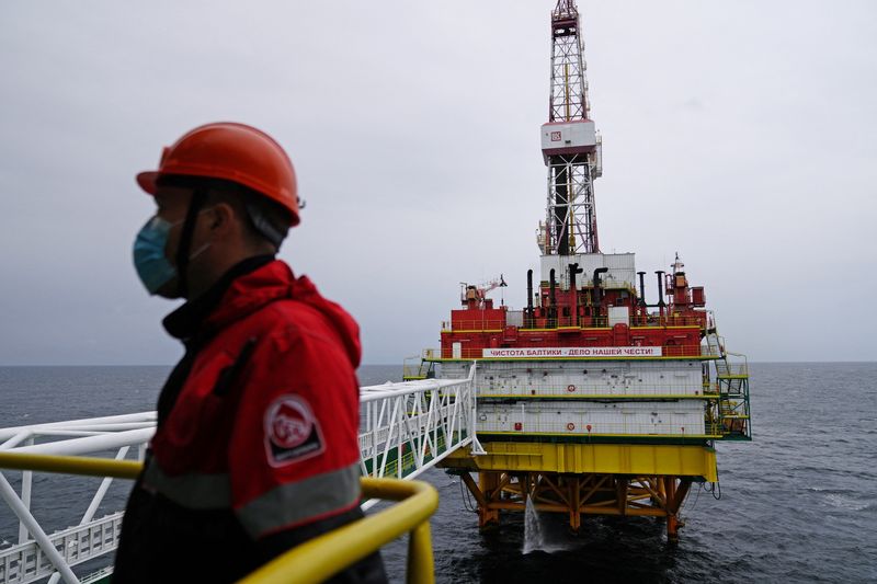 &copy; Reuters. Imagen de archivo de un empleado en una plataforma petrolera operada por la compañía Lukoil en el campo petrolero Kravtsovskoye en el mar Báltico