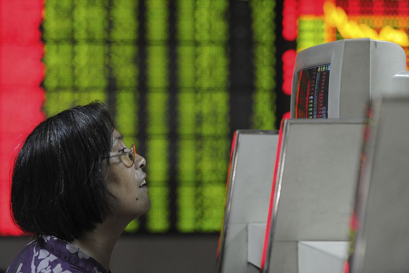 &copy; Reuters. An investor looks at a computer screens showing stock information at a brokerage house in Hefei, Anhui province October 10, 2011. China shares closed at their lowest since March 2009 on Monday, dragged by property issues after local media reported a drop 