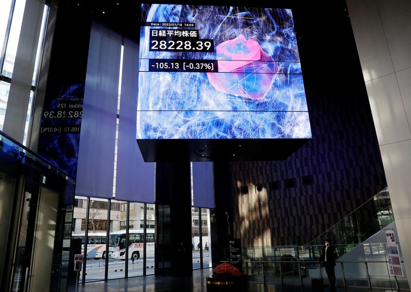 &copy; Reuters. شاشة كبيرة تعرض لتعاملات مؤشر نيكي في حي الأعمال بطوكيو يوم الثلاثاء. تصوير: رويترز.