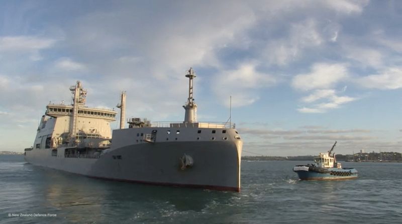 &copy; Reuters. El buque HMNZS Aotearoa parte desde Auckland hacia Tonga para proveer ayuda a los residentes de las islas de Tonga, devastadas por un tsunami causado por la erupción de un volcán submarino. Enero 18, 2022. New Zealand Defence Force/Handout via REUTERS. 