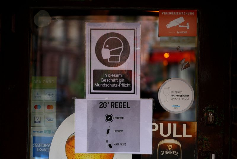 &copy; Reuters. Placas mostram exigências para entrar em restaurante durante pandemia de Covid-19 em Frankfurt
18/01/2022 REUTERS/Kai Pfaffenbach