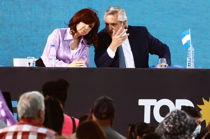 &copy; Reuters. Cristina Kirchner, vice-presidente da Argentina, conversa com Alberto Fernández, presidente do país
11/11/2021
REUTERS/Matias Baglietto