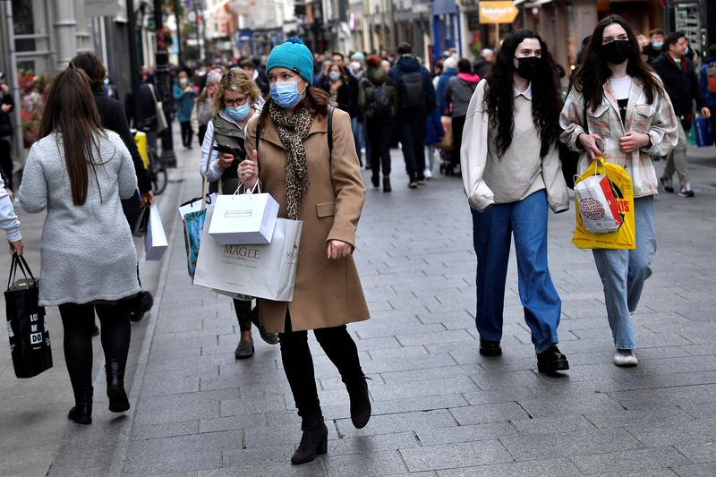 &copy; Reuters. FILE PHOTO: People wear protective face masks while out for Christmas shopping, amid the spread of the coronavirus disease (COVID-19) pandemic, in Dublin, Ireland, December 17, 2021. REUTERS/Clodagh Kilcoyne/File Photo